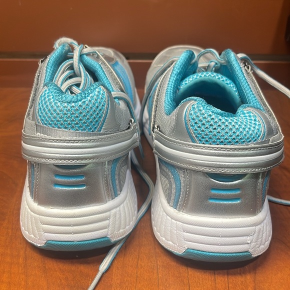 Orthofeet Verve Silver and Turquoise Athletic Shoes with Mesh Ventilation. 11.5 - Picture 4 of 9